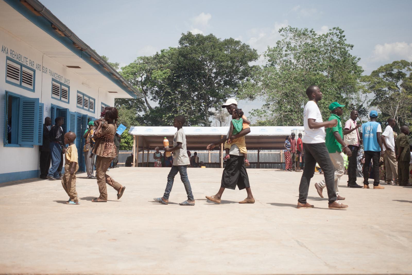 Une famille de réfugiés centrafricains entre dans le camp de transit de Mongoumba, au nord du Congo-Brazzaville, alors que des réfugiés centrafricains sont rapatriés en République centrafricaine.