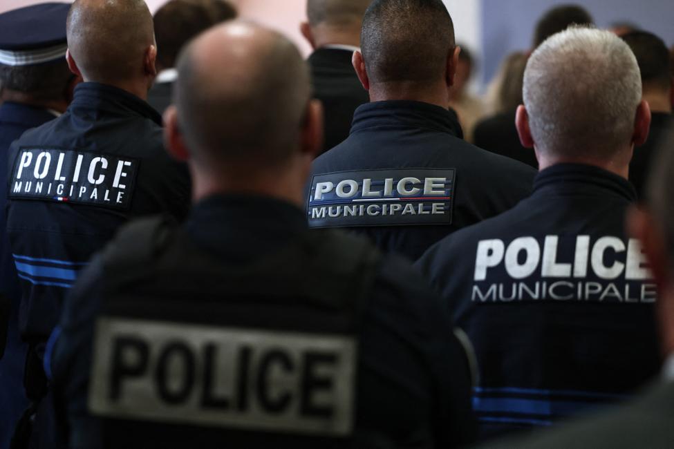 Une photo montre des policiers municipaux et un insigne de la police nationale sur les gilets des agents lors d’une visite du ministre de l’Intérieur consacrée à la police municipale, à l’hôtel de ville de Sartrouville, au nord-ouest de Paris, le 2 septembre 2025.