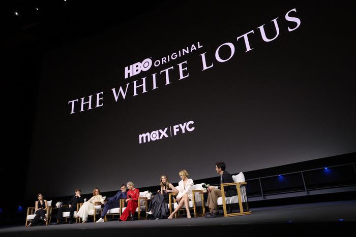 Sarah Catherine Hook, Sam Nivola, Parker Posey, Jason Isaacs, Carrie Coon, Michelle Monaghan, Leslie Bibb et Paul W. Downs assistent à la projection FYC et au panel de The White Lotus organisés par HBO à l’Academy Museum of Motion Pictures, le 10 juin 2025 à Los Angeles, Californie. (Image d'illustration)