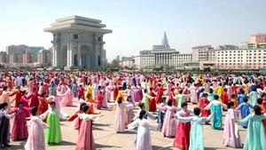 Des groupes de jeunes étudiantes nord-coréennes dansent pour le 4e anniversaire de l'accession au pouvoir suprême de Kim Jong Un le 11 Avril, 2016. Une photo publiée par l'Agence de presse de Corée du Nord (KCNA).