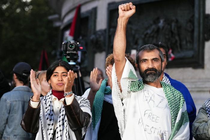 Mustafa Çakici, ici au côté de Rima Hassan, lors d’une manifestation place de la République à Paris