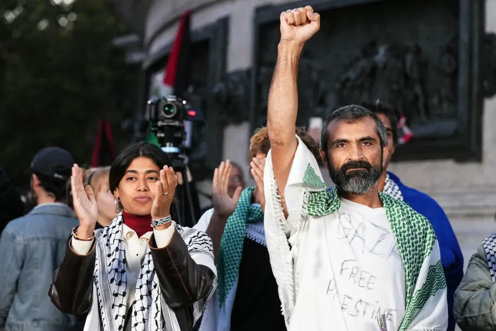 Mustafa Çakici, ici au côté de Rima Hassan, lors d’une manifestation place de la République à Paris
