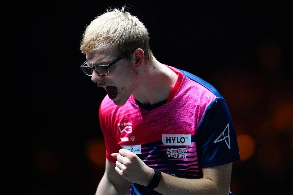 Le Français Félix Lebrun réagit après un point contre le Chinois Wang Chuqin lors de leur finale du simple messieurs au tournoi China Smash Table Tennis 2025 à Pékin le 5 octobre 2025. (Photo de WANG Zhao / AFP)