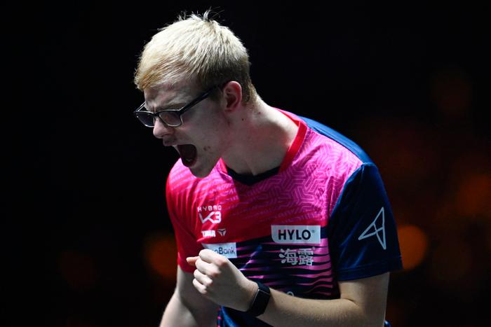 Le Français Félix Lebrun réagit après un point contre le Chinois Wang Chuqin lors de leur finale du simple messieurs au tournoi China Smash Table Tennis 2025 à Pékin le 5 octobre 2025. (Photo de WANG Zhao / AFP)