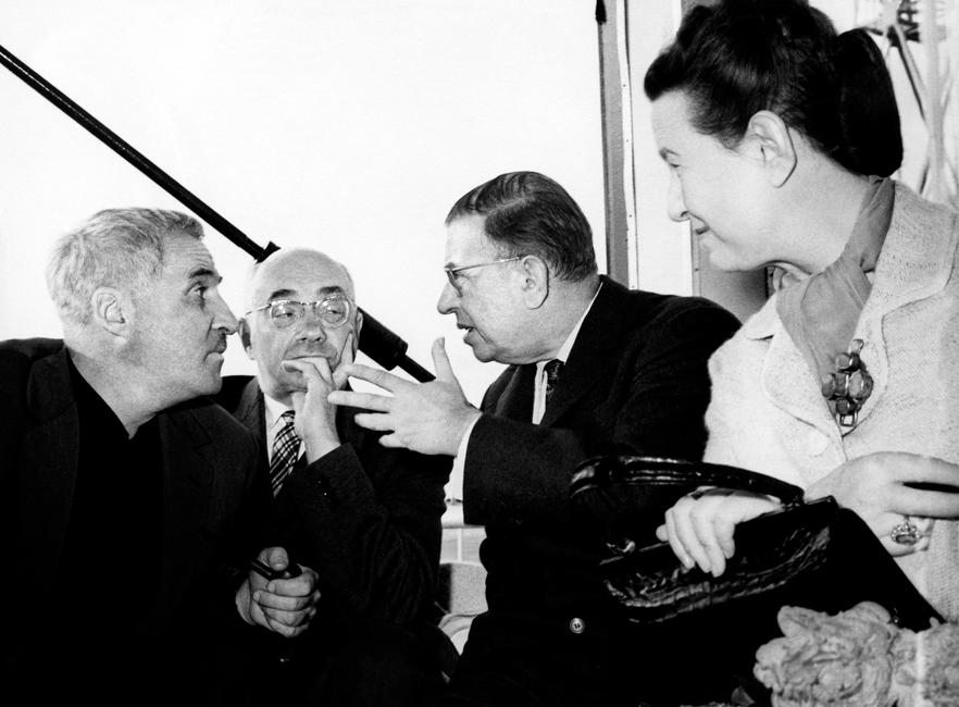 Les écrivains français Jean-Paul Sartre et Simone de Beauvoir sont accueillis par l'écrivain soviétique Konstantin Simonov et Nikolaï Bajan à leur arrivée à l'aérodrome de Shremetyevo, au nord de Moscou, en juin 1962.