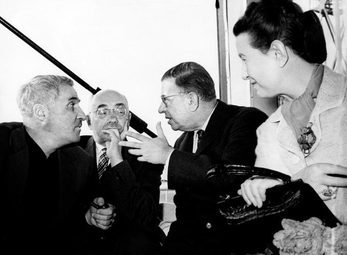 Les écrivains français Jean-Paul Sartre et Simone de Beauvoir sont accueillis par l'écrivain soviétique Konstantin Simonov et Nikolaï Bajan à leur arrivée à l'aérodrome de Shremetyevo, au nord de Moscou, en juin 1962.