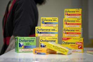 Des boîtes de doliprane sur une étagère de pharmacie à Colomiers, dans le sud-ouest de la France.