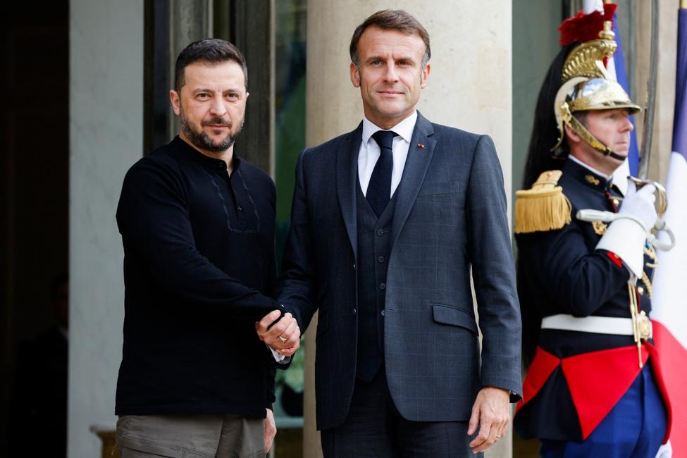 Emmanuel Macron reçoit Volodymyr Zelensky à l'Elysée lors d'une visite officielle du dirigeant ukrainien.
