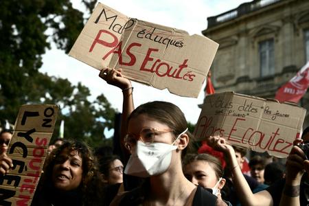 Des lycéens participent à un rassemblement devant le rectorat de Bordeaux, dans le sud-ouest de la France, le 2 octobre 2026. Depuis la fin septembre, des élèves manifestent devant leurs établissements pour dénoncer notamment les emplois du temps, les effectifs par classe, le manque d’enseignants et la chaleur excessive dans les salles de cours lors des canicules de cette année. Le mouvement, né en Île-de-France, s’est depuis étendu à d’autres villes du pays. (Image d'illustration)
