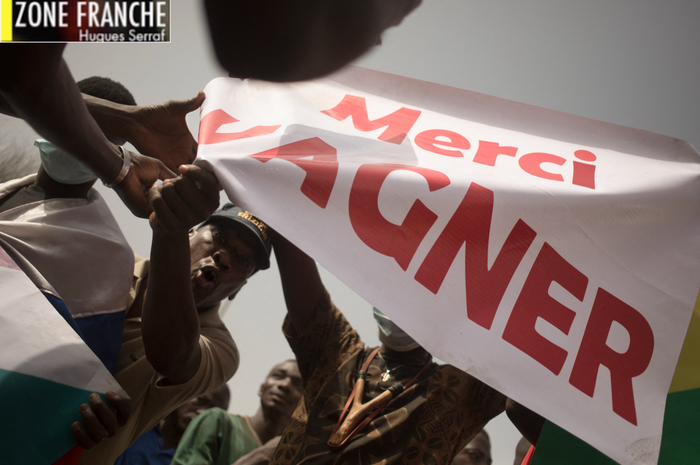 A Bamako, en 2022, des manifestants acclament l'arrivée des mercenaires russes du groupe Wagner après le départ des troupes françaises