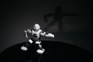 Toutefois, si le concept de robots humanoïdes sur le champ de bataille suscite l’intérêt, de nombreux obstacles majeurs empêchent, pour l’heure, une telle réalité à court terme.