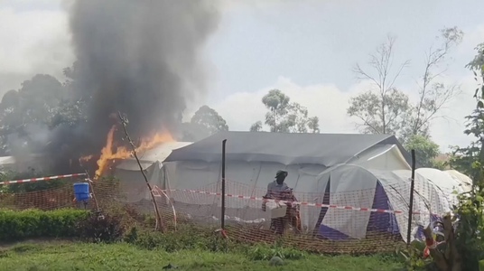 Des proches en colère incendient un hôpital congolais dédié à Ebola