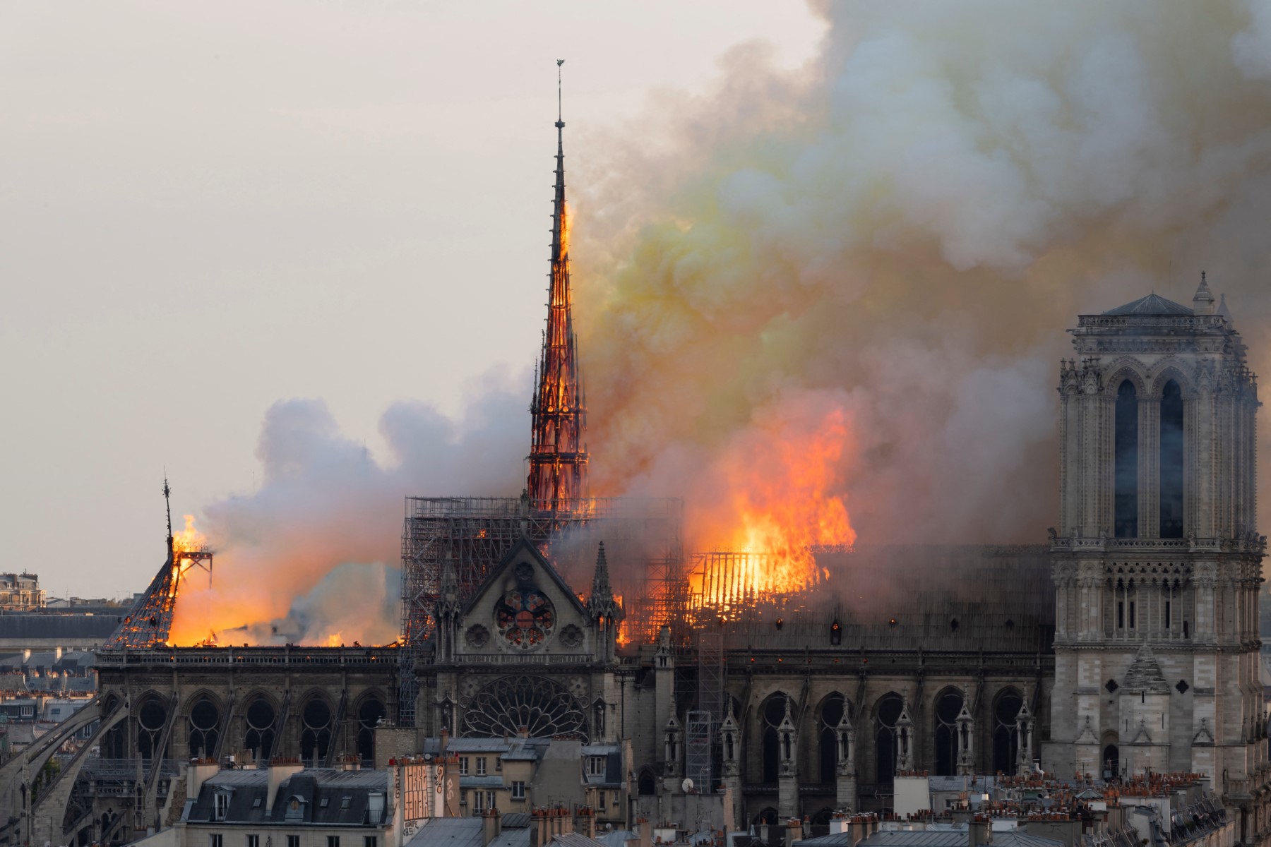 Notre-Dame brûle encore