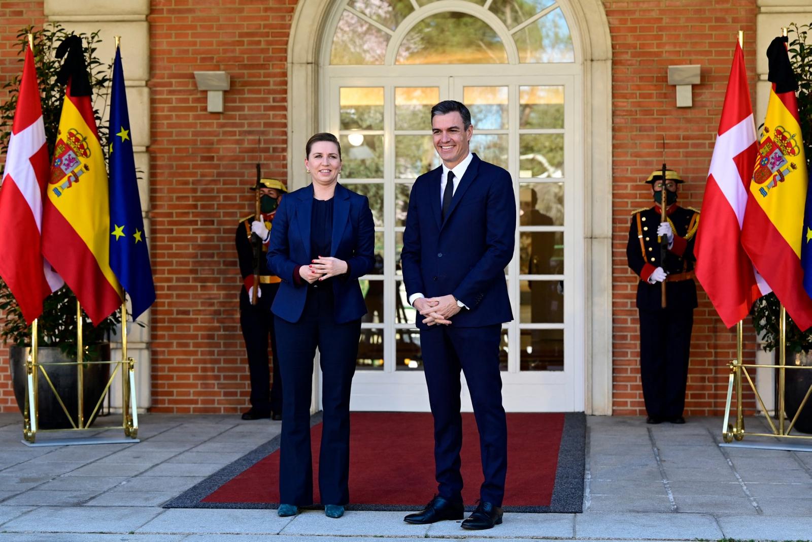 Le Premier ministre espagnol Pedro Sanchez accueille la Première ministre danoise Mette Frederiksen avant leur rencontre au palais de La Moncloa à Madrid, en février 2022.