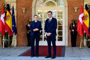 Le Premier ministre espagnol Pedro Sanchez accueille la Première ministre danoise Mette Frederiksen avant leur rencontre au palais de La Moncloa à Madrid, en février 2022.