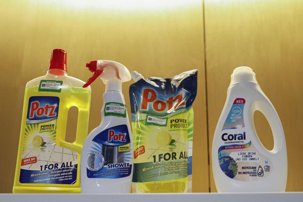 Des produits nettoyants.