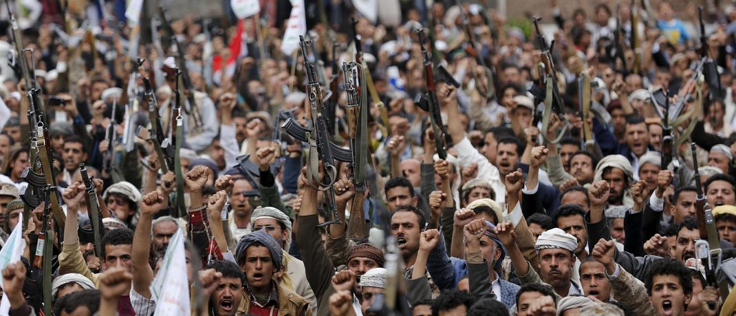 Des rebelles chiites manifestent contre les frappes de l'Arabie saoudite, le 26 mars à Sanaa.