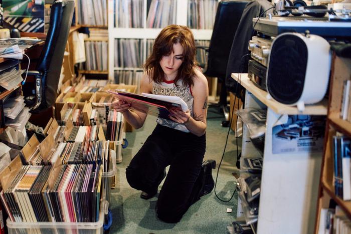 Une employée du magasin de disques indépendant Flashback Records rassemble des vinyles lors du Record Store Day à Londres, le 20 avril 2024.