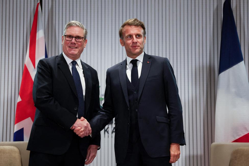 Keir Starmer et Emmanuel Macron au G7 de juin 2025 (Photo by Suzanne Plunkett / POOL / AFP)