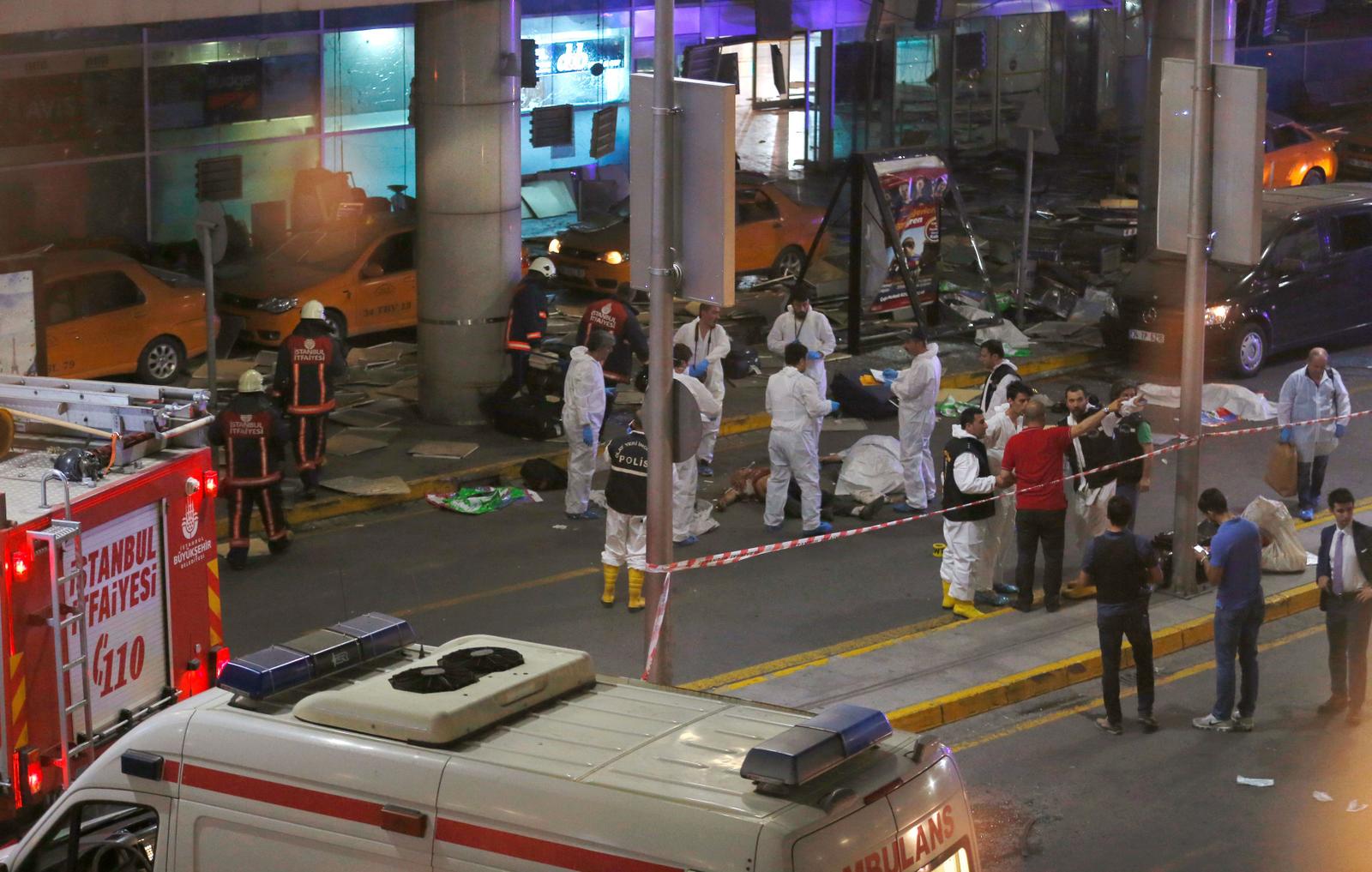 Les secours à l'oeuvre à l'extérieur du plus grand aéroport de la Turquie, Istanbul Ataturk, suite à une explosion, le 28 Juin, 2016.