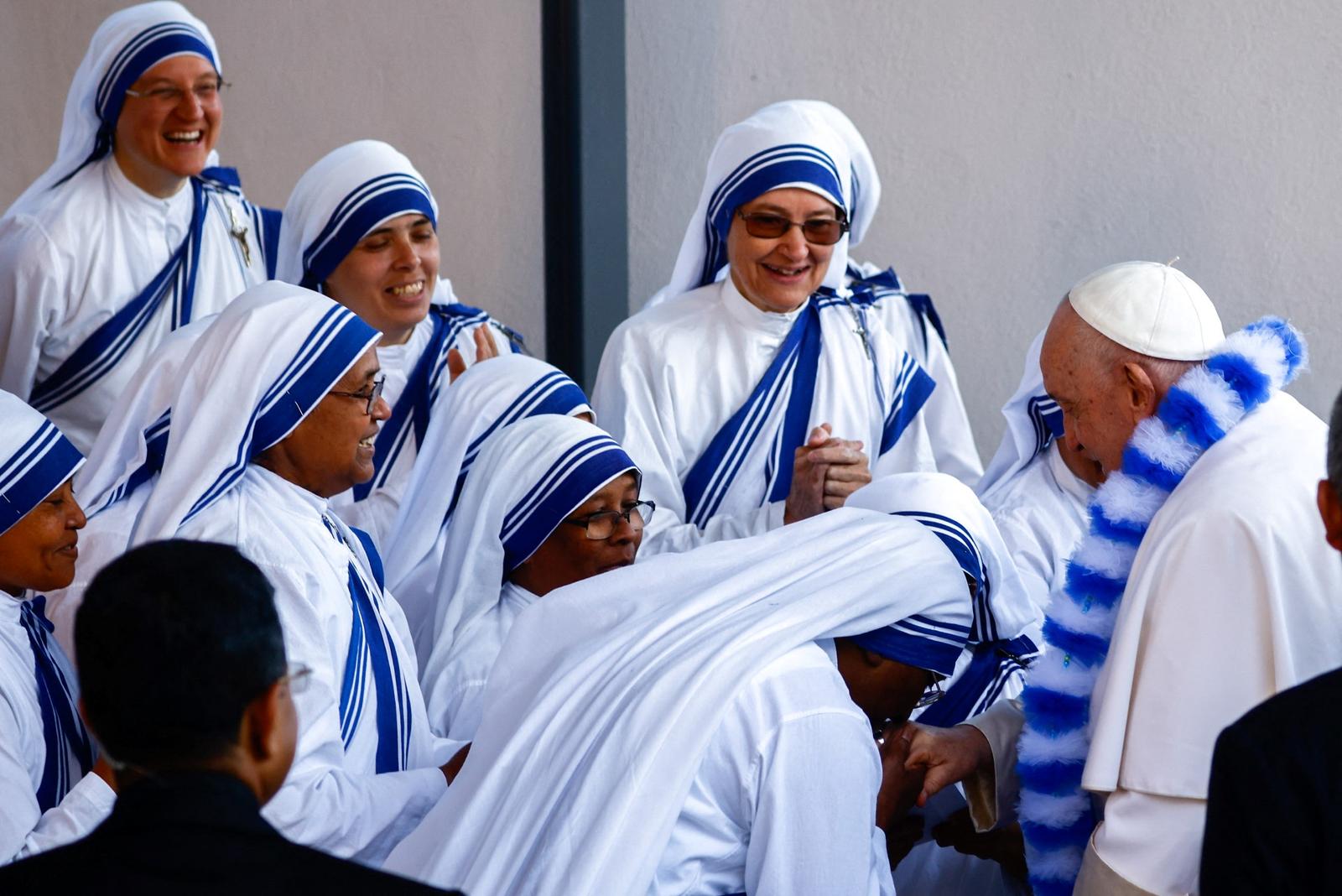 Le pape François salue des religieuses à son arrivée à la Maison des Missionnaires de la Charité, à Marseille, le 23 septembre 2023.