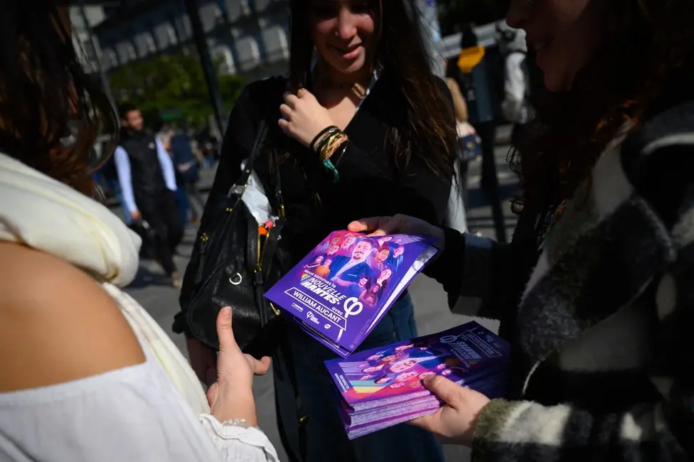 Des sympathisants du parti d'extrême gauche français La France Insoumise (LFI) distribuent des tracts dans le cadre de la campagne électorale de William Aucant, candidat local du parti, aux élections municipales de Nantes, dans l'ouest de la France, le 2 mars 2026.