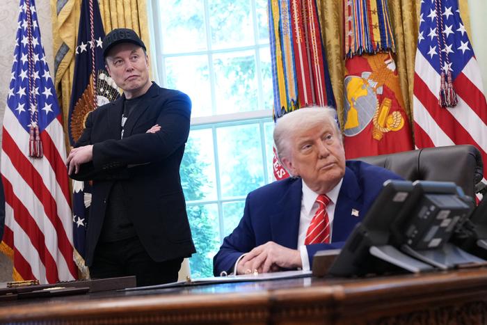 Elon Musk, PDG de Tesla, et le président américain Donald Trump répondent à une question des journalistes dans le Bureau ovale de la Maison Blanche, le 30 mai 2025 à Washington.