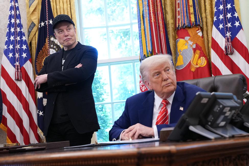 Elon Musk, PDG de Tesla, et le président américain Donald Trump répondent à une question des journalistes dans le Bureau ovale de la Maison Blanche, le 30 mai 2025 à Washington.