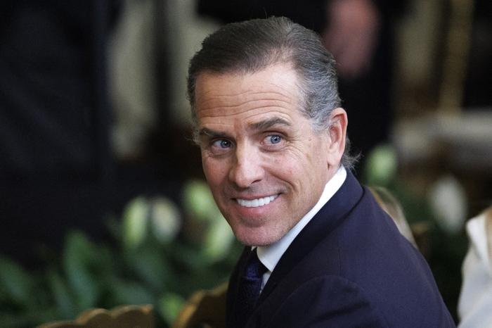 Hunter Biden, fils du président américain Joe Biden, observe la cérémonie de remise de la Médaille de la Liberté depuis la salle Est de la Maison Blanche, le 4 janvier 2025 à Washington, D.C.
