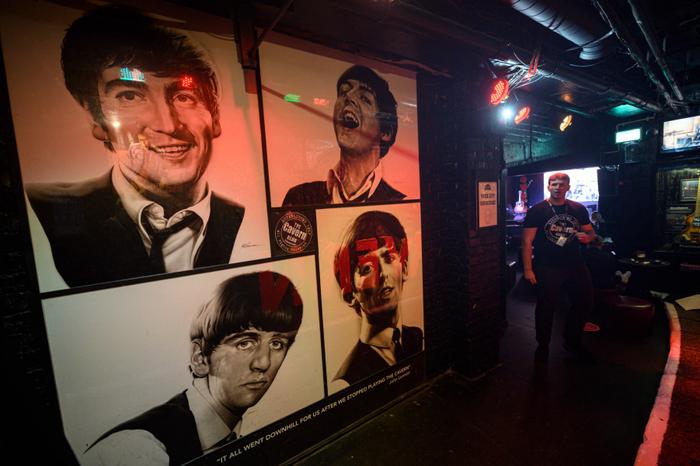 Une photo montre les visages des membres du groupe de rock britannique The Beatles à l'intérieur du Cavern Club à Liverpool, le 27 août 2020.