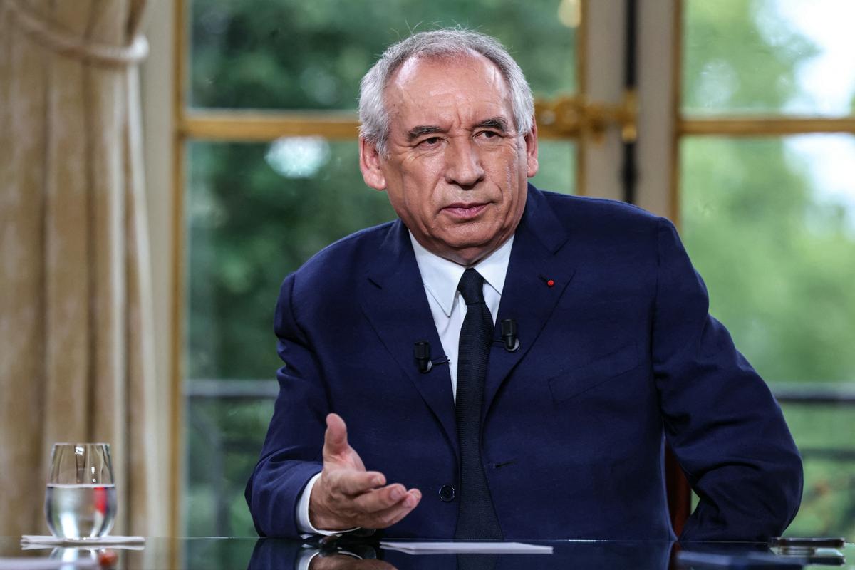 François Bayrou s'entretient avec des journalistes lors d'une interview télévisée diffusée sur les chaînes d'information LCI, CNews, BFMTV et FranceInfo TV, à l'Hôtel de Matignon, le 31 août 2025.