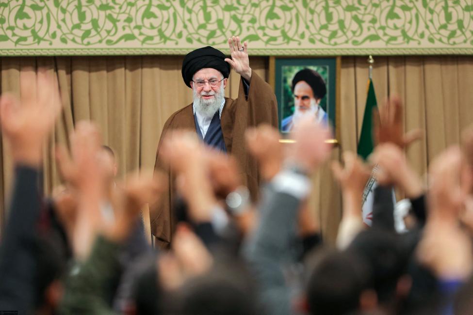 Une photo diffusée par le bureau du guide suprême iranien, l'ayatollah Ali Khamenei, le montre s'adressant à une réunion d'étudiants à Téhéran le 3 novembre 2025.