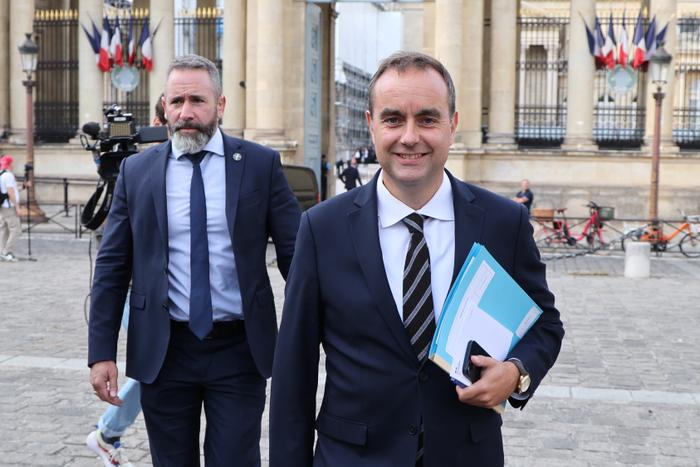 Sébastien Lecornu, alors ministre français des Armées, quitte l'Assemblée nationale après la session extraordinaire précédant le vote de confiance sur le budget d'austérité du gouvernement, à Paris, le 8 septembre 2025.