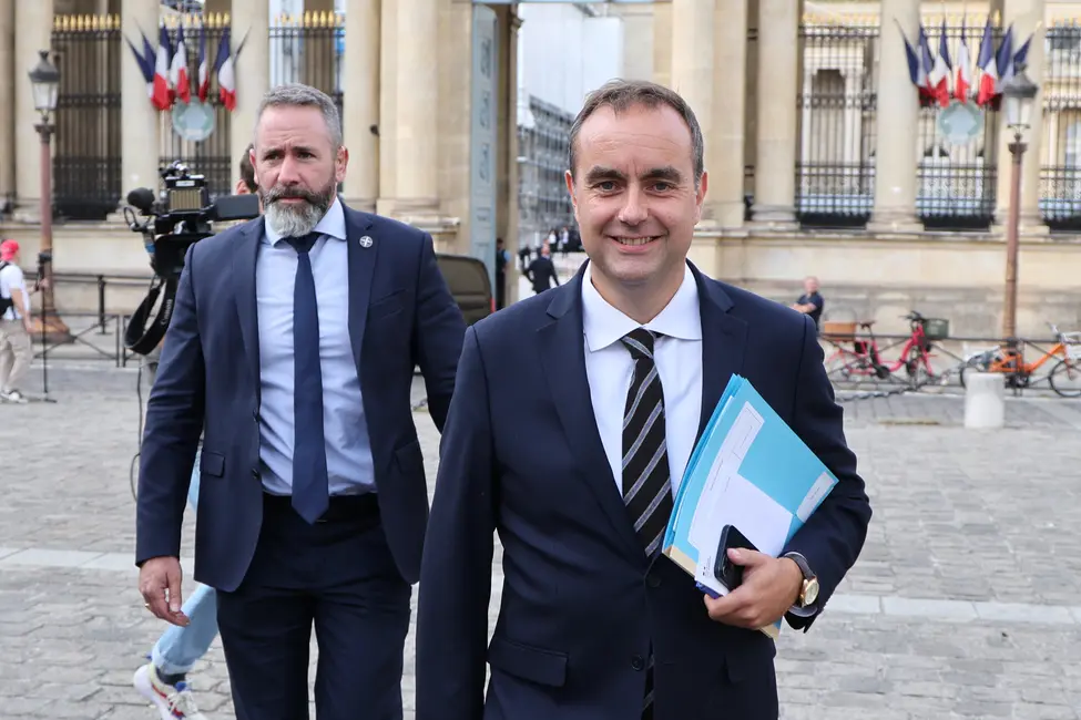 Sébastien Lecornu, alors ministre français des Armées, quitte l'Assemblée nationale après la session extraordinaire précédant le vote de confiance sur le budget d'austérité du gouvernement, à Paris, le 8 septembre 2025.
