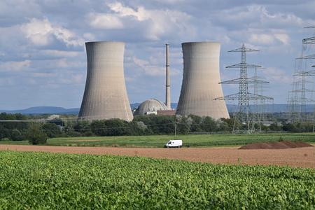 Les tours de refroidissement de la centrale nucléaire de Grafenrheinfeld, en Allemagne, sont photographiées le 16 août 2024, peu avant leur démolition contrôlée.