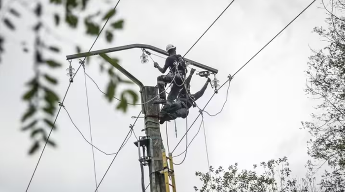 Des techniciens Ennemis remettent un pylône haute tension en service