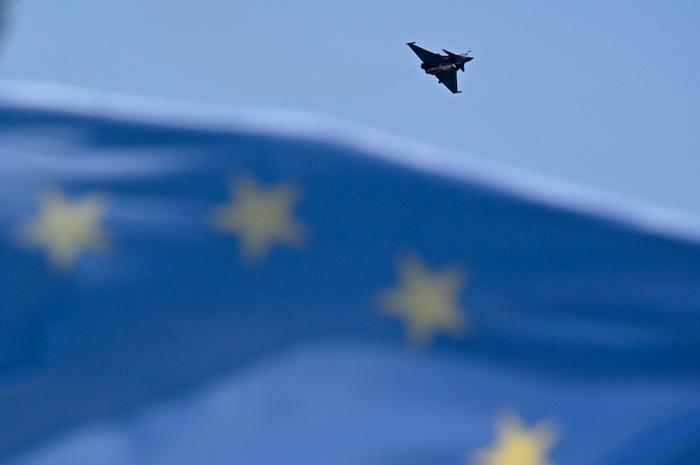 Un chasseur Rafale de l'Armée de l'air française effectue une démonstration en vol lors de la 55e édition du Salon international de l’aéronautique et de l’espace (SIAE) au Bourget, au nord de Paris, le 18 juin 2025