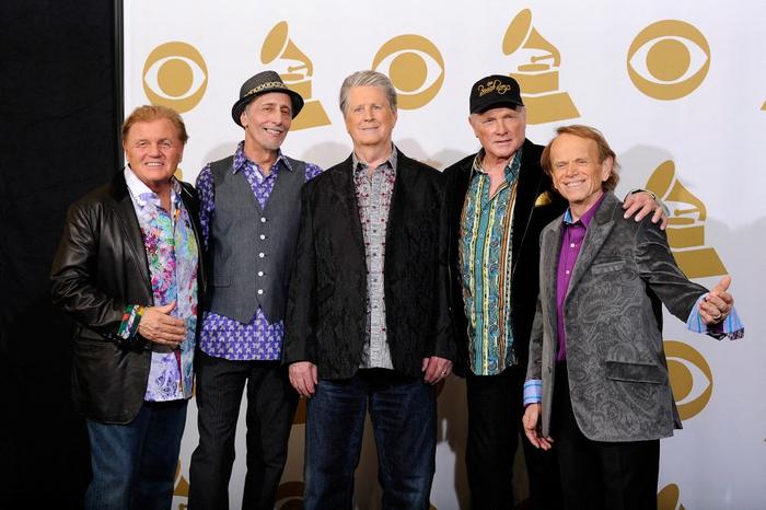 Les musiciens Bruce Johnston, David Marks, Brian Wilson, Mike Love et Al Jardine des Beach Boys posent dans la salle de presse lors de la 54e cérémonie des Grammy Awards au Staples Center, le 12 février 2012 à Los Angeles.