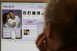 Une personne consultant un site de rencontres. (Image d'illustration)
