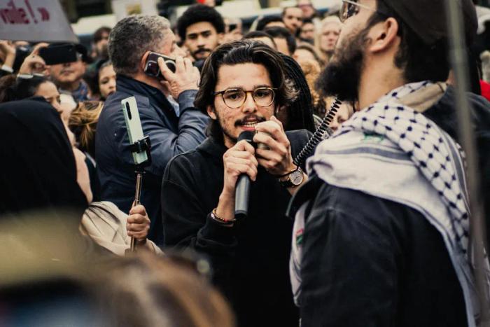 Ritchy Thibault, amateur de guerrilla urbaine désormais persona non grata à la FI