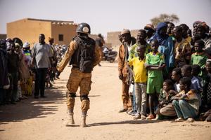 Un soldat patrouille dans le quartier de Dori, accueillant des personnes déplacées du nord du Burkina Faso.