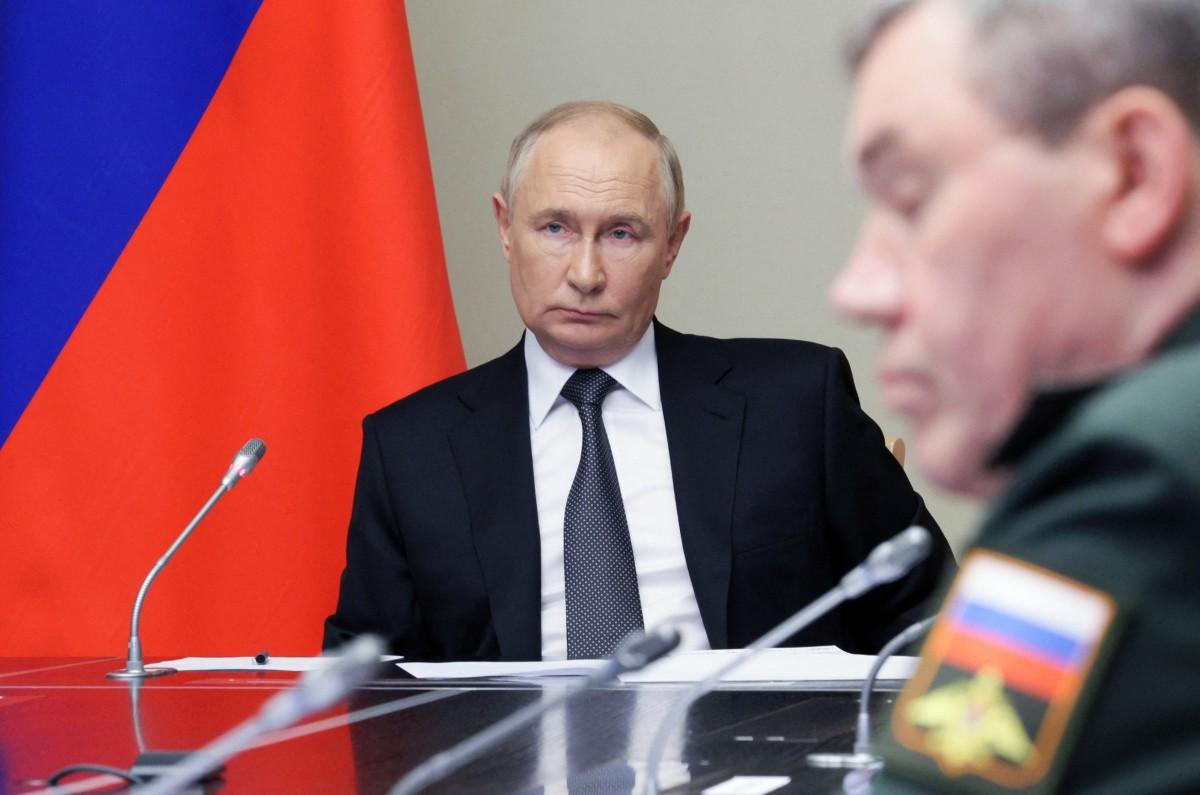 Le président russe Vladimir Poutine préside une réunion concernant la situation dans la région de Koursk, dans sa résidence de Novo-Ogaryovo près de Moscou, le 12 août 2024.
