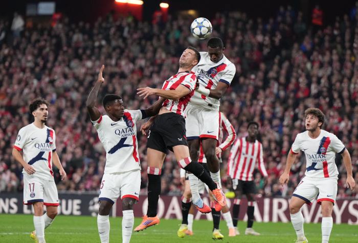 L'attaquant espagnol de l'Athletic Bilbao, Gorka Guruzeta, et le défenseur équatorien n°51 du Paris Saint-Germain, Willian Pacho, lors de la 6e journée de la phase de groupes de l'UEFA Champions League entre l'Athletic Club Bilbao et le Paris Saint-Germain (PSG) au stade San Mames de Bilbao, le 10 décembre 2025.