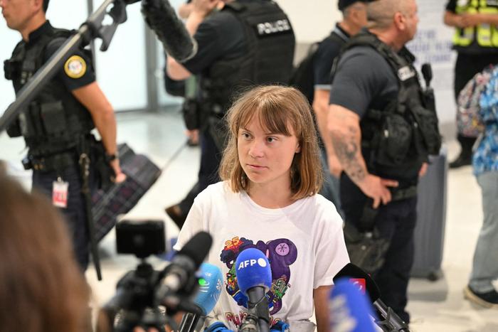 Greta Thunberg s'adresse aux journalistes à son arrivée à l'aéroport Roissy-Charles de Gaulle, après avoir quitté Israël à bord d'un vol pour la Suède via la France, après avoir été arrêtée avec d'autres militants à bord d'un bateau humanitaire à destination de Gaza, le 10 juin 2025.