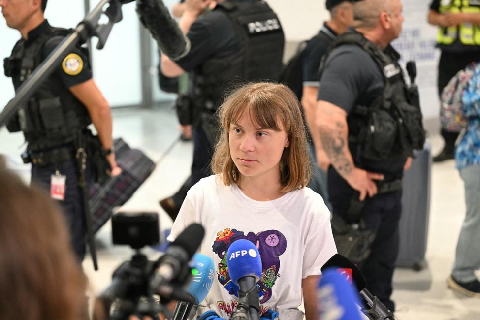 Greta Thunberg s'adresse aux journalistes à son arrivée à l'aéroport Roissy-Charles de Gaulle, après avoir quitté Israël à bord d'un vol pour la Suède via la France, après avoir été arrêtée avec d'autres militants à bord d'un bateau humanitaire à destination de Gaza, le 10 juin 2025.