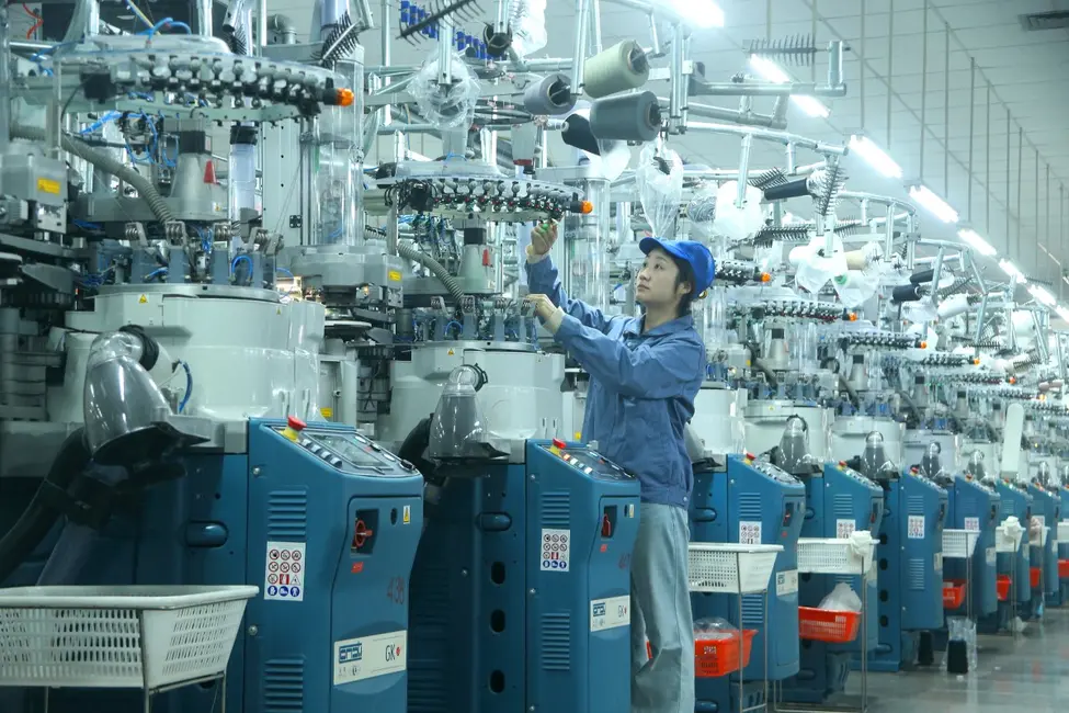 Une employée travaille dans une usine de tricots à Qingdao, dans la province du Shandong, en Chine orientale, le 16 mars 2026.