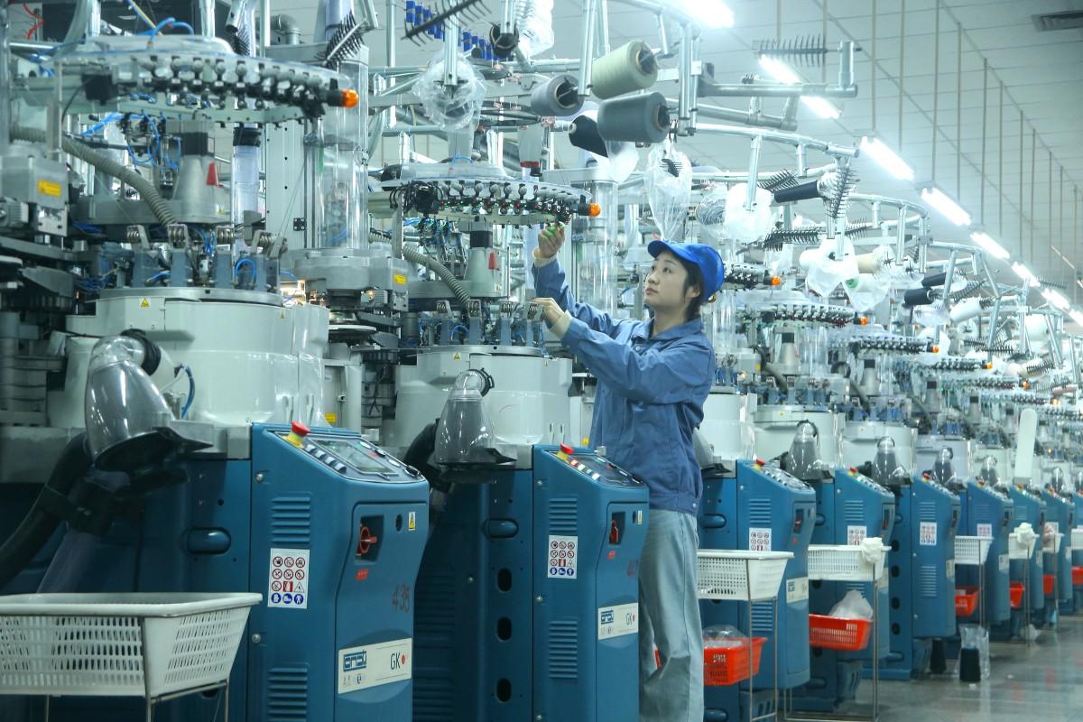 Une employée travaille dans une usine de tricots à Qingdao, dans la province du Shandong, en Chine orientale, le 16 mars 2026.