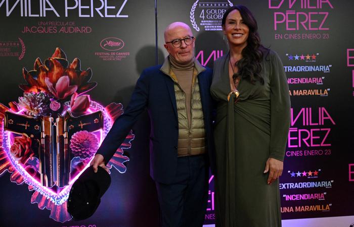 Le réalisateur français Jacques Audiard et l'actrice espagnole Karla Sofia Gascon posent pour des photos sur le tapis rouge de la présentation médiatique d'"Emilia Perez" à Bogota le 17 janvier 2025.
