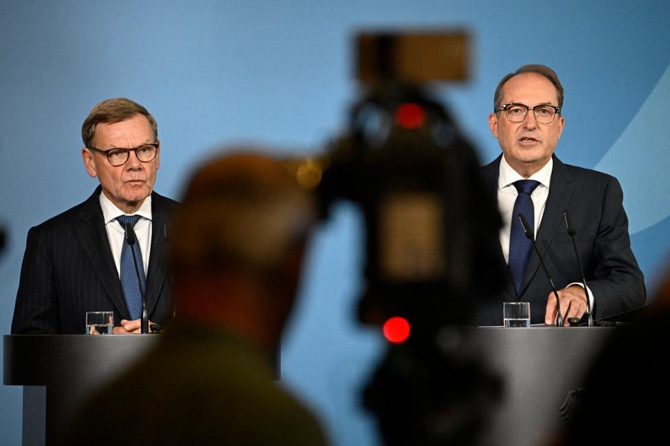 Le ministre allemand de l'Intérieur, Alexander Dobrindt (à droite), et le ministre allemand des Affaires étrangères, Johann Wadephul, font une déclaration commune suite à une attaque attribuée à Moscou contre un aéroport allemand, le 1er septembre 2026.