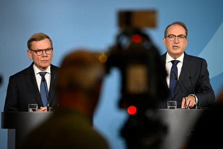Le ministre allemand de l'Intérieur, Alexander Dobrindt (à droite), et le ministre allemand des Affaires étrangères, Johann Wadephul, font une déclaration commune suite à une attaque attribuée à Moscou contre un aéroport allemand, le 1er septembre 2026.